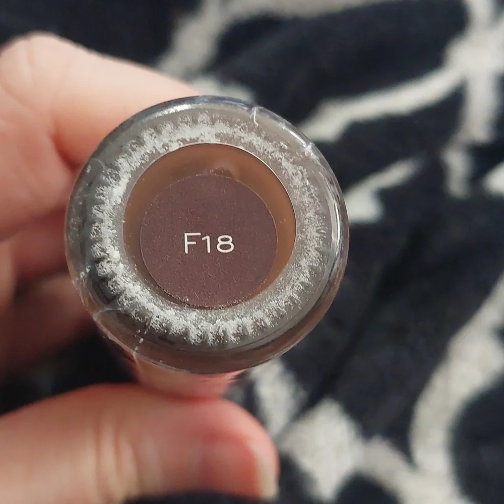 NEW Makeup‎ Revolution conceal and define foundation F18